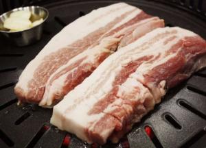 Медики перечислили полезные и вредные свойства свинины