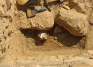 Археологи нашли сосуд, которому 2300 лет - связан с мистическим "проклятием" (фото)