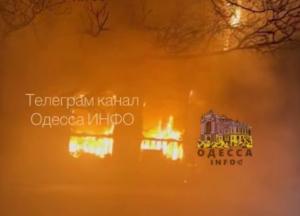 В Одесі дрони влетіли в багатоповерхівку біля моря, ще палає "Нова пошта" (відео)