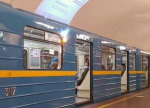 В киевском метро заметили пассажирку в оригинальной маске