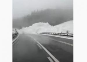 На дорогу Киев-Чоп сошла лавина (видео)