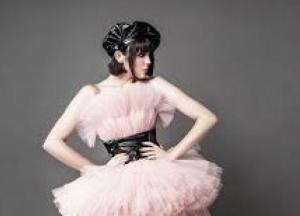 Фрукты на оголенных девушках: MARUV показала новый откровенный тизер будущего клипа (видео) 