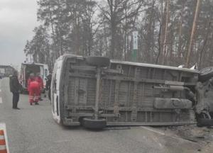 В Киеве произошло ДТП с участием микроавтобуса и легковушки, есть погибшие и пострадавшие (фото)