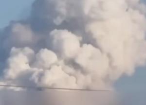 Росія масовано б'є по Харкову: пожежа охопила цілий квартал, усе затягнуто димом (відео)