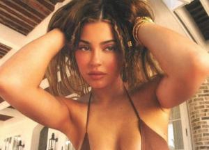 Кайли Дженнер снялась в прозрачном платье (фото)