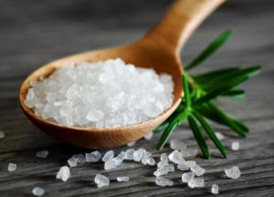 Медики рассказали, можно ли гипертоникам употреблять соль