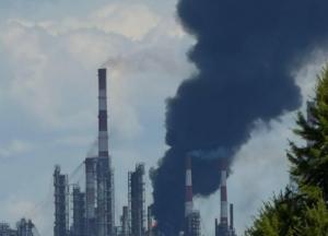 Прямо зараз БпЛА атакують нафтопереробний завод в Уфі, небо аж чорне (відео)
