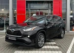 Чиновники під час війни поліпшують свій добробут автомобілями