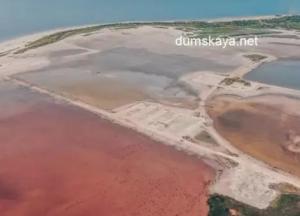 Куяльницкий лиман окрасился в красный цвет (фото)