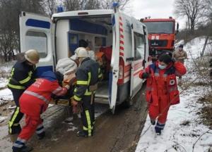 Под Харьковом мужчину несли к скорой два километра