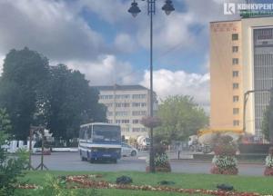 В центре Луцка неизвестный захватил автобус с заложниками (фото, видео)