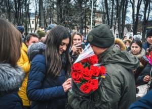 Одиннадцать нацгвардейцев сделали предложение любимым во время присяги (видео)