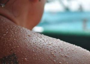 Медики выяснили, симптомом какой болезни является холодный пот