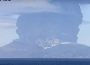 Извержение вулкана в Японии: столб дыма поднялся на 7 километров (видео)