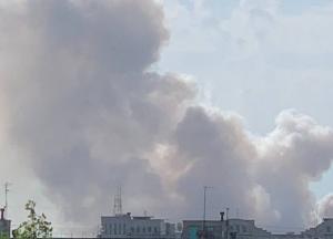Днепр накрыло черное облако дыма после мощного взрыва: стало известно, что горит (видео)