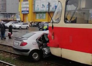 На Троещине в Киеве трамвай несколько метров протащил по путям иномарку
