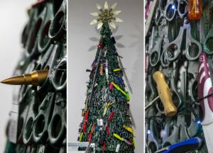 Елку из запрещенных предметов установили в аэропорту Вильнюса (фото)