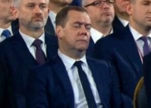 В Сети высмеяли уснувшего Медведева на послании Путина (фото)