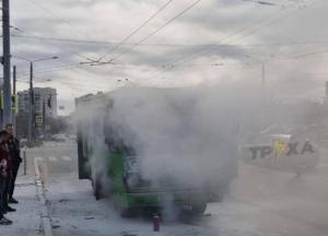 В Харькове загорелась маршрутка с пассажирами (видео)
