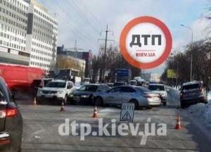Под Киевом произошло масштабное ДТП с участием пяти авто