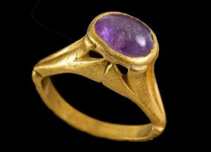 В Израиле археологи нашли древнее кольцо с самоцветом