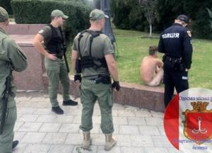 Голый одессит "грелся" у Вечного огня и оскорблял прохожих (фото)