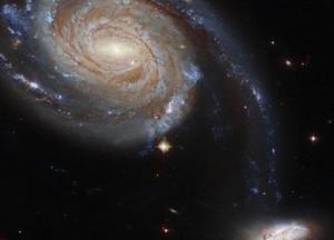 Hubble запечатлел "танец" двух галактик