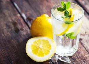 Врачи развенчали популярные мифы о пользе воды с лимоном