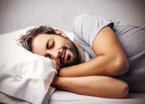 Врачи назвали самую опасную позу во время сна