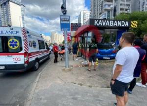 В Киеве легковушка влетела в кофейню на остановке: есть пострадавшие (фото)