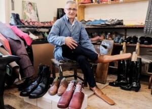 В Румынии сапожник делает обувь, позволяющую соблюдать дистанцию 