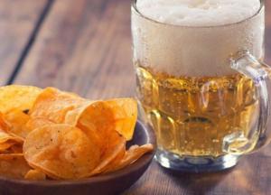 Названа еда, которую категорически запрещено употреблять с пивом