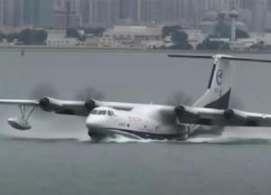 Китай испытал крупнейший в мире самолет-амфибию (видео)