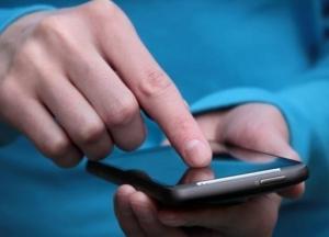 Под Запорожьем мужчина преследует несовершеннолетнюю девушку (фото)