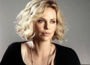 Известная голливудская актриса показала сына в платье (фото)