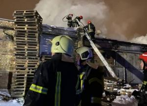 В Киеве горел склад с деревом и бумагой