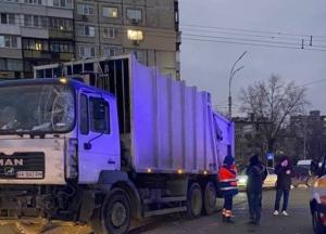 В Киеве мусоровоз протаранил "скорую" (фото)