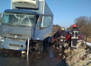 На Львовщине произошло ДТП с грузовиком, пострадали трое людей (фото)