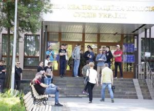 В Киеве неизвестные окружили здание ВККС и заблокировали ее работу