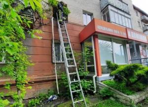 В Ровно 80-летняя женщина спускалась из квартиры по веревке
