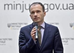 Министр юстиции удивил позой, как он читает книгу