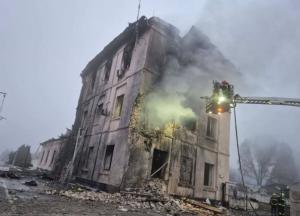 Пекельна ніч у Кам'янському: дрони обвалили перекриття у 4-поверхівці, пошкоджено залізничну станцію (відео)