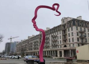 "Дочь": трогательный арт-объект Милова появился на Фонтанке (фото, видео)