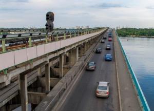 В Киеве мужчина угрожает взорвать мост Метро