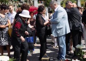 "Молимся за упокой его души": Порошенко во Львове посетил могилу оперного певца, погибшего на Донбассе