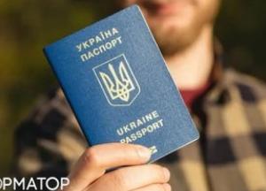 Податкова отримуватиме дані про виїзд українців за кордон: скандал через персональні дані