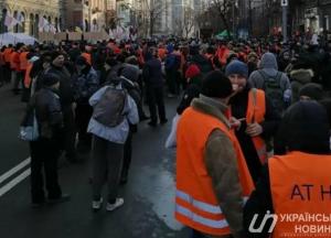 Под стенами НБУ собрался огромный митинг (видео)