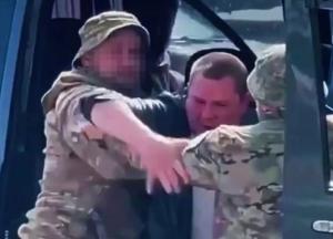 У Харкові чоловік порізав ножем поліцейського та трьох співробітників ТЦК, і одразу втік дворами (відео)