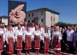 На Буковине открыли памятник космонавту Каденюку