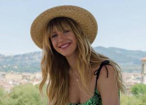 Леся Никитюк позировала в розовом озере (фото)